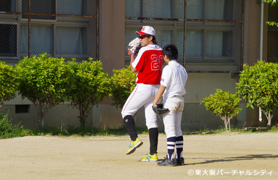 田中選手は投手一人一人に細かく指導　06BULLS 若江中学野球部訪問