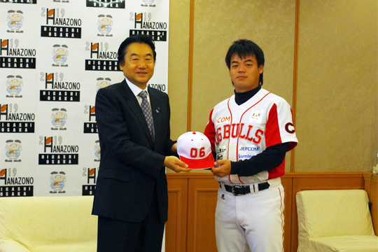 野田市長と横山キャプテン　06BULLS 市長表敬訪問 シーズン報告
