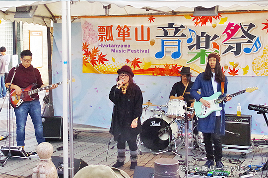 瓢箪山商店街のテーマソング「ホップ　ステップ　瓢箪山」を歌う稲積帆波さんのライブ