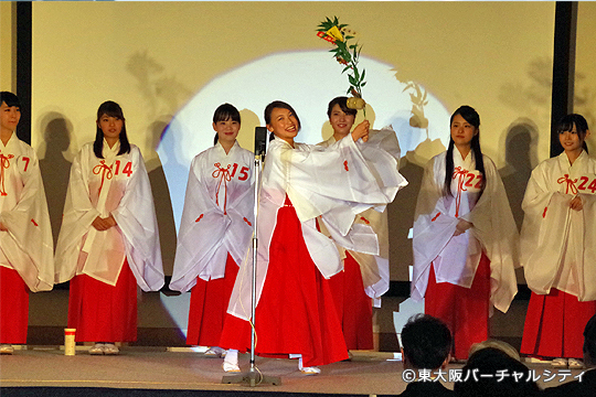 福笹を持って「商売繁盛で笹持ってこい～♪」