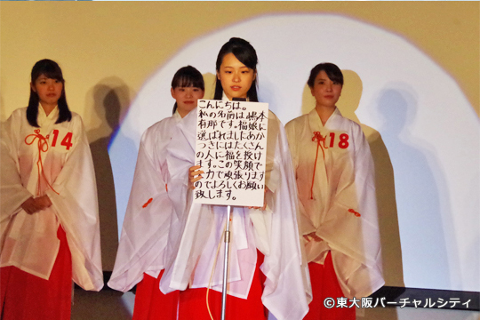 得意の語学で自己紹介する娘さんも