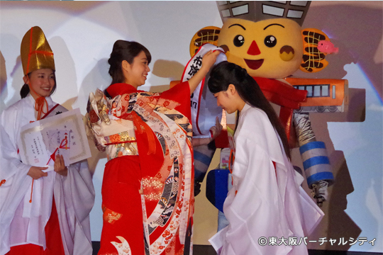 2016年ミス福娘の石川友美さんからたすきと烏帽子をかけてもらいました