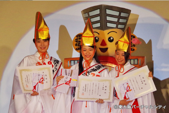 左から準ミスの木下真里さん、ミスの嶋本有那さん、準ミスの津崎里奈さん