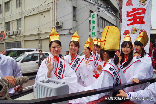 移動中も笑顔をを絶やさずに手を振る福娘さんたち