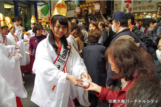 たくさんの方が福を授かろうと布施のまちに集まりました