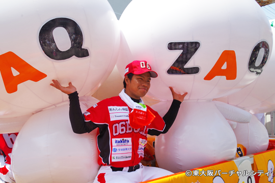 そんなざっくぅに埋もれる白戸選手