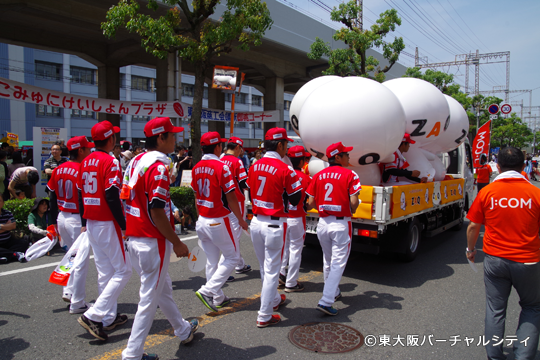 トラックの荷台はざっくぅだらけ