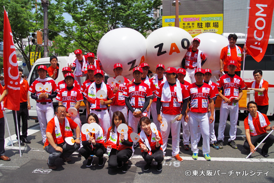 パレードが終わって、みんなで記念撮影。真っ赤っかです！