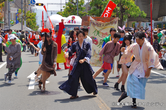1つ前は大阪商業大学の皆さんが仮装してダンスを披露しながらパレードされていました