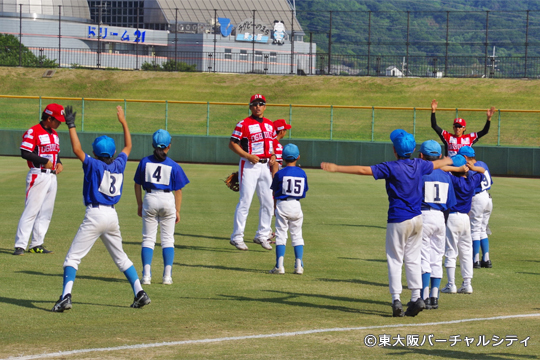 試合後には、上村が出身の子ども会ソフトボールチームと一緒に野球教室