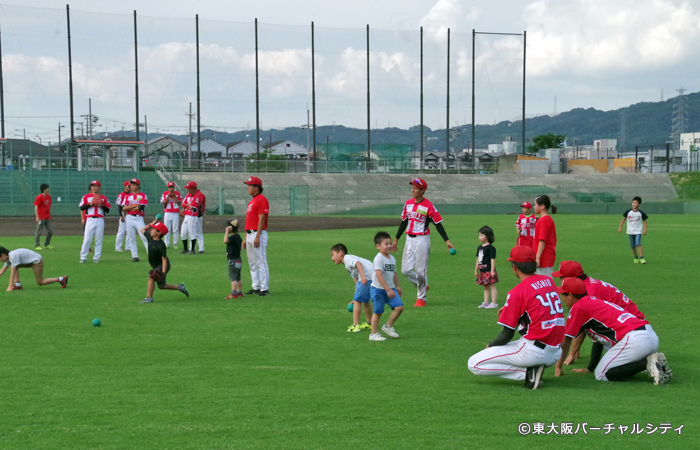 試合後はご来場のお子様と一緒にグラウンドで野球教室