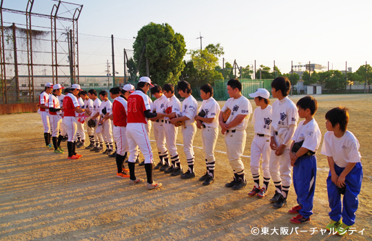 練習後、選手達から生徒へ球団のステッカーなどがプレゼントされました　06BULLS 若江中学野球部訪問