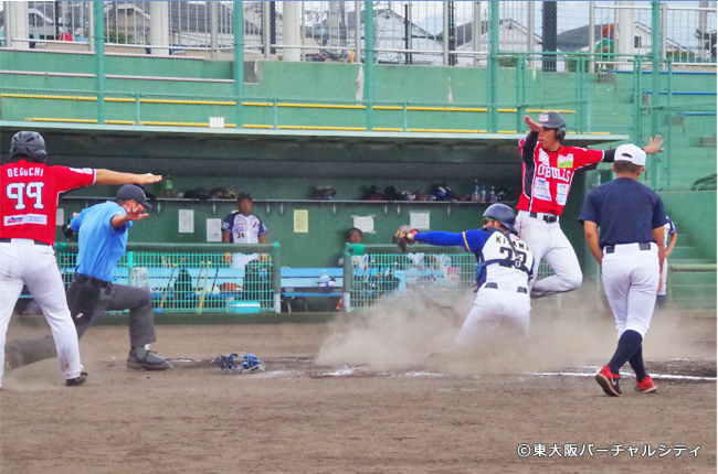 初回孫入のタイムリーで先制のホームを踏んだ花岡。いろんな人が「セーフ」。花岡はなにげにイヤミのシェー風味＾＾
