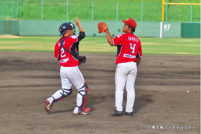 白戸―鈴木のバッテリーで勝利のハイタッチ