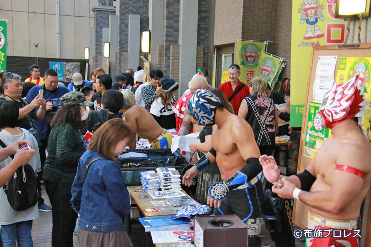 全試合終了後は選手のみなさんが会場グッズ売り場でオリジナルグッズの販売