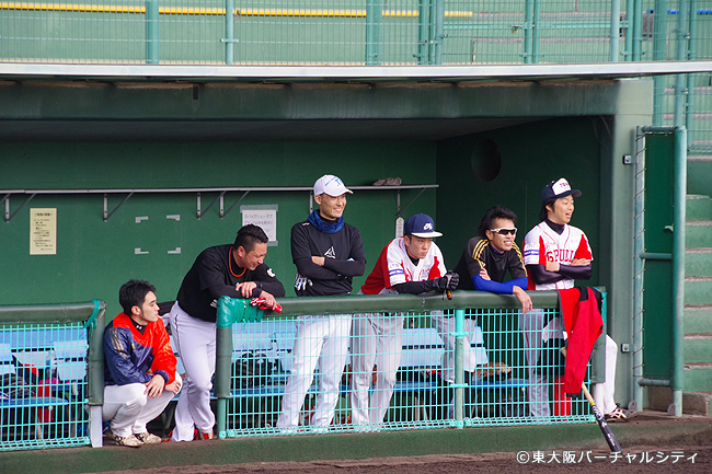 3塁側ベンチ、誰が誰かわかりますか＾＾　左から、松尾達人、北風、森本、内藤、中田、山口光です
