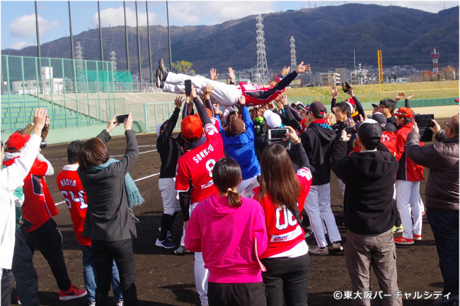 新旧ブルズ選手で村上監督を胴上げ