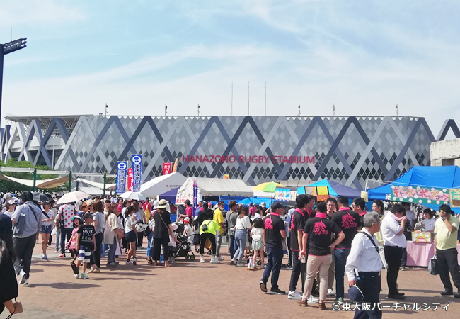 新しい東大阪のシンボル「東大阪市花園ラグビー場」の前も終始たくさんの人人人～