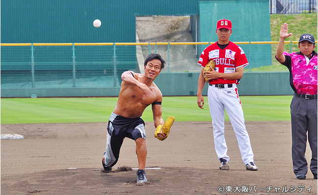 東大阪出身の吉野正人さんが始球式　※写真は前回の様子